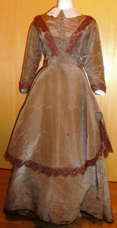 xxM466M 1870 Nice Brown Silk Gown